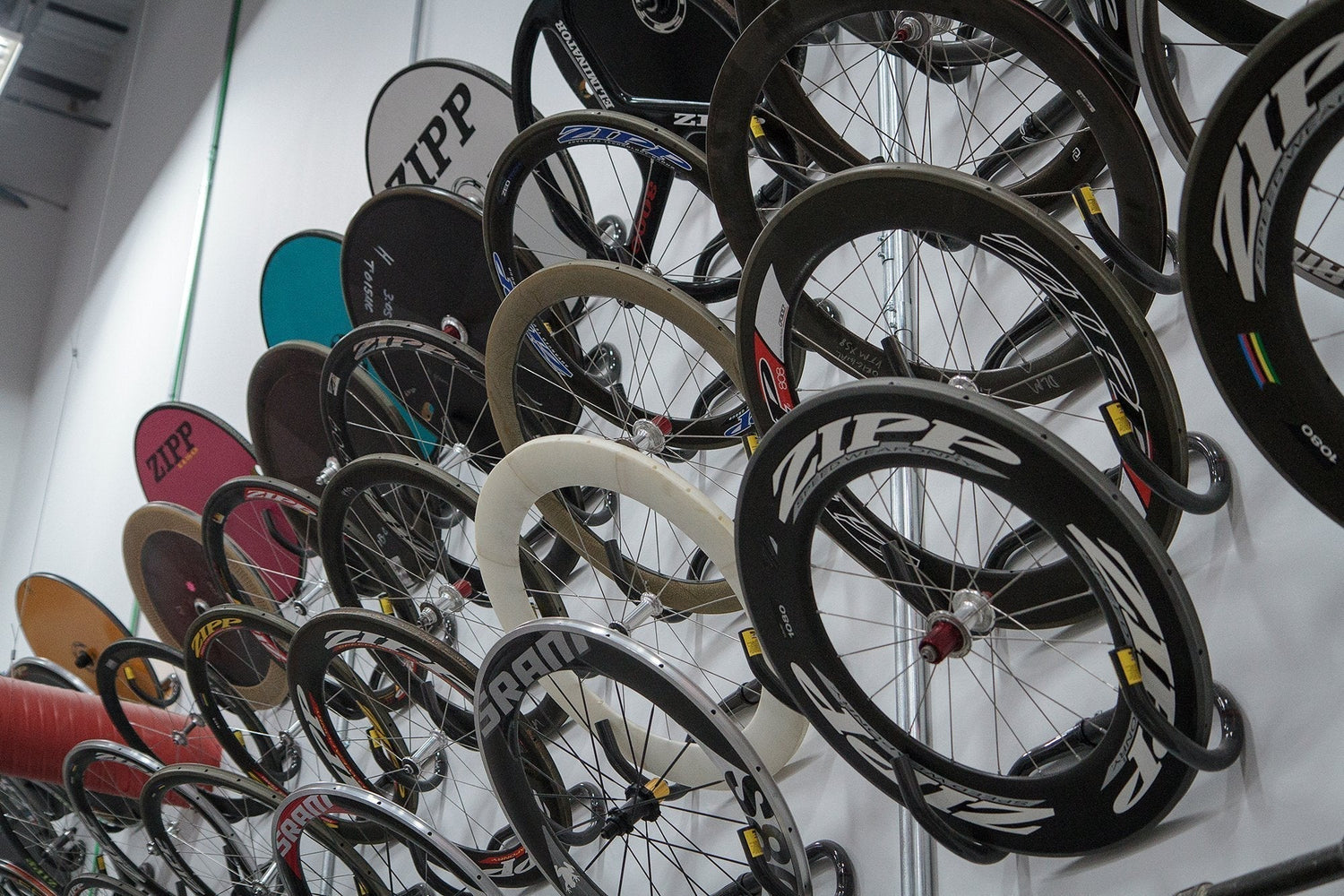 จาก ZIPP 404 ตัวแรก ถึง 353 NSW : วิวัฒนาการแห่งความเร็วที่ไม่มีวันหยุด