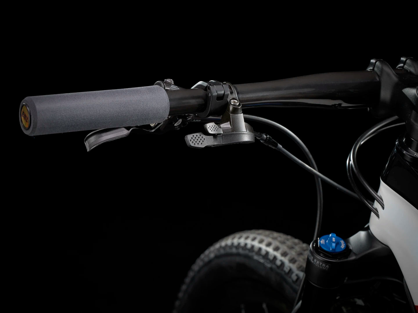 #COLOR_Crystal White/Trek Black